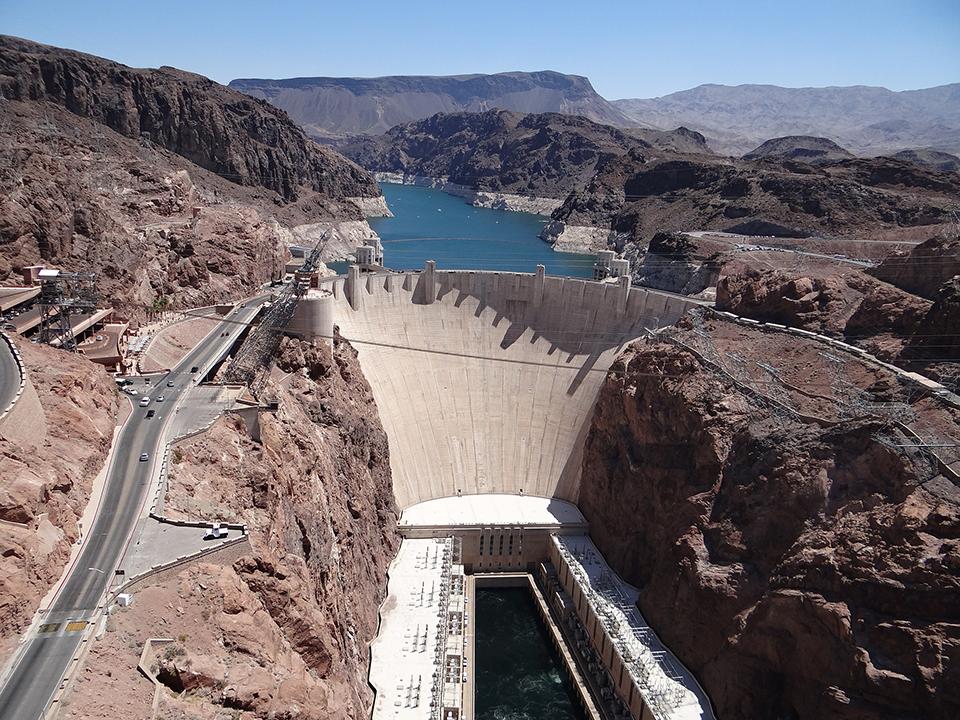 Luftaufnahme der Staumauer des Hoover Dams bei Las Vegas