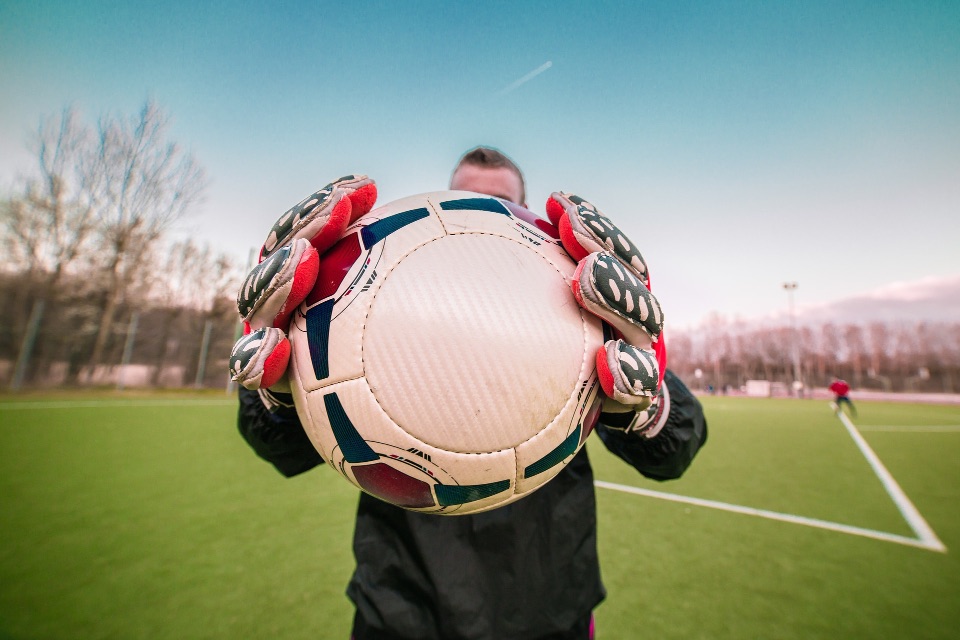 Tormann, der einen Ball gefangen hat