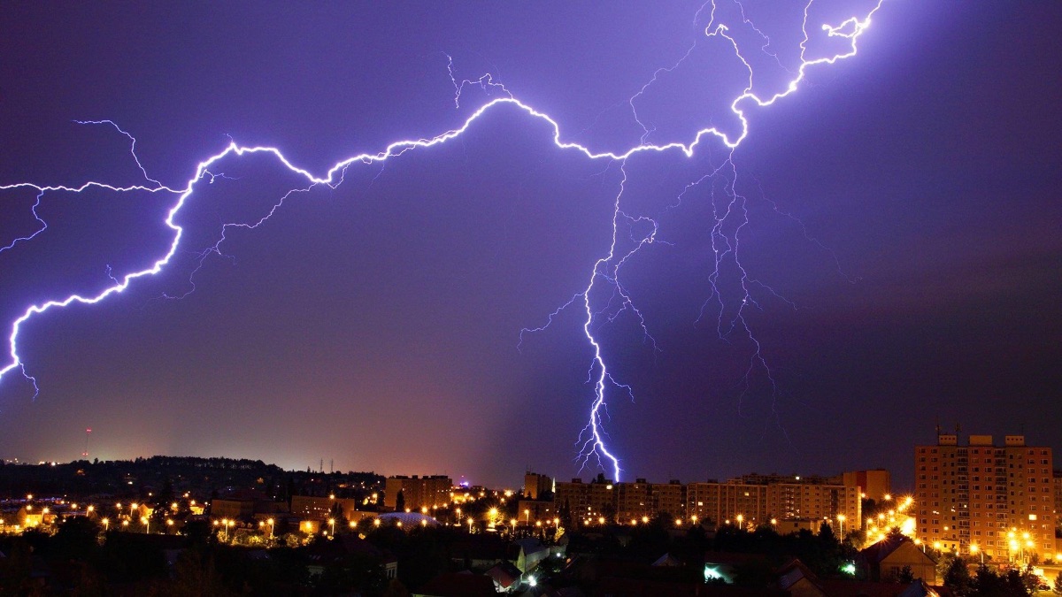 Gewitter mit Blitzen am Nachthimmel