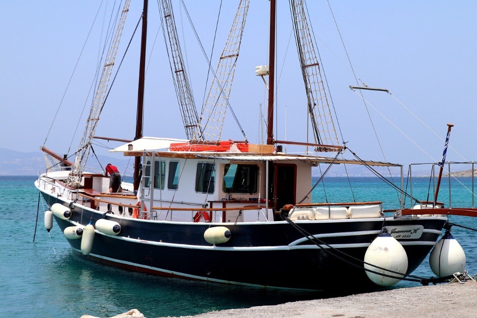 großes Boot an einen Steg angelegt